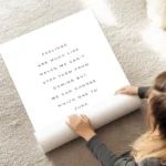 affiche avec texte noir sur fond blanc feelings are much like waves we cant stop au sol.webp