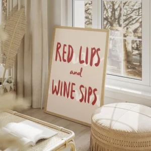affiche avec texte rouge red lips and wine sips sur fond beige et vagues blanche salon beige.webp