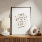 affiche avec texte the most wonderful time of the year en typographie marron sur meuble.webp