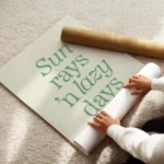 affiche avec texte vert sun rays n lazy days sur fond clair typographie ludique enroule.webp