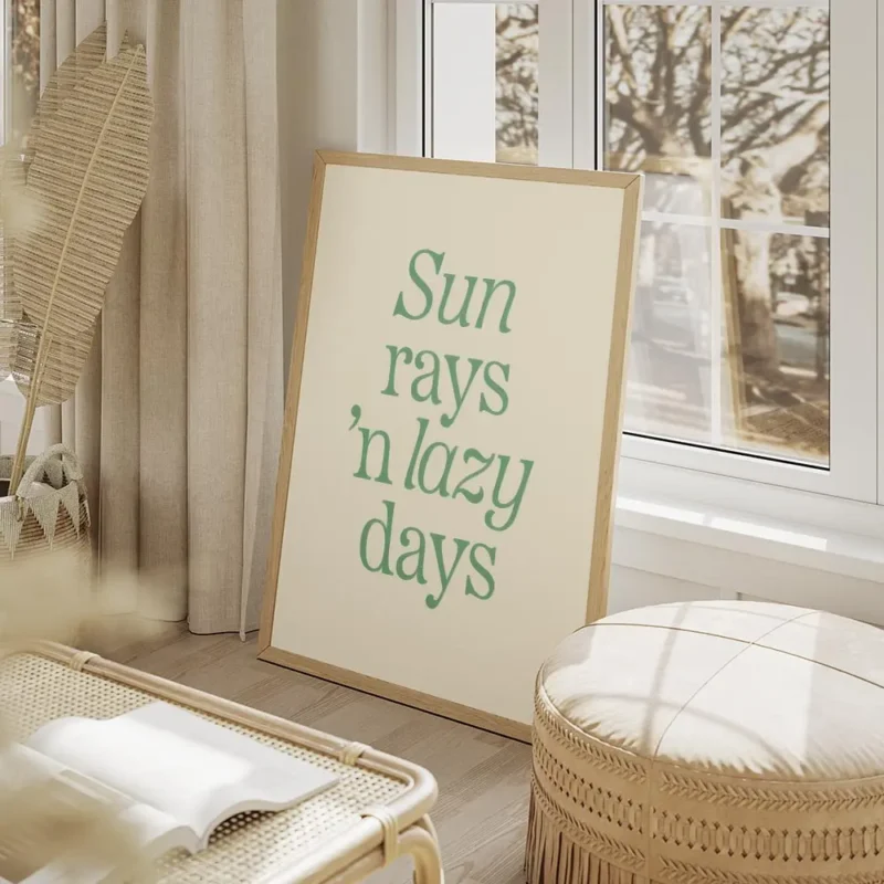 affiche avec texte vert sun rays n lazy days sur fond clair typographie ludique salon beige.webp