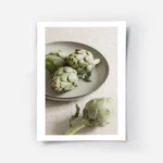 affiche avec trois artichauts vert sur une assiette grise et un artichaut seul s.webp