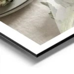 affiche avec trois artichauts vert sur une assiette grise et un artichaut seul s aluminium.webp