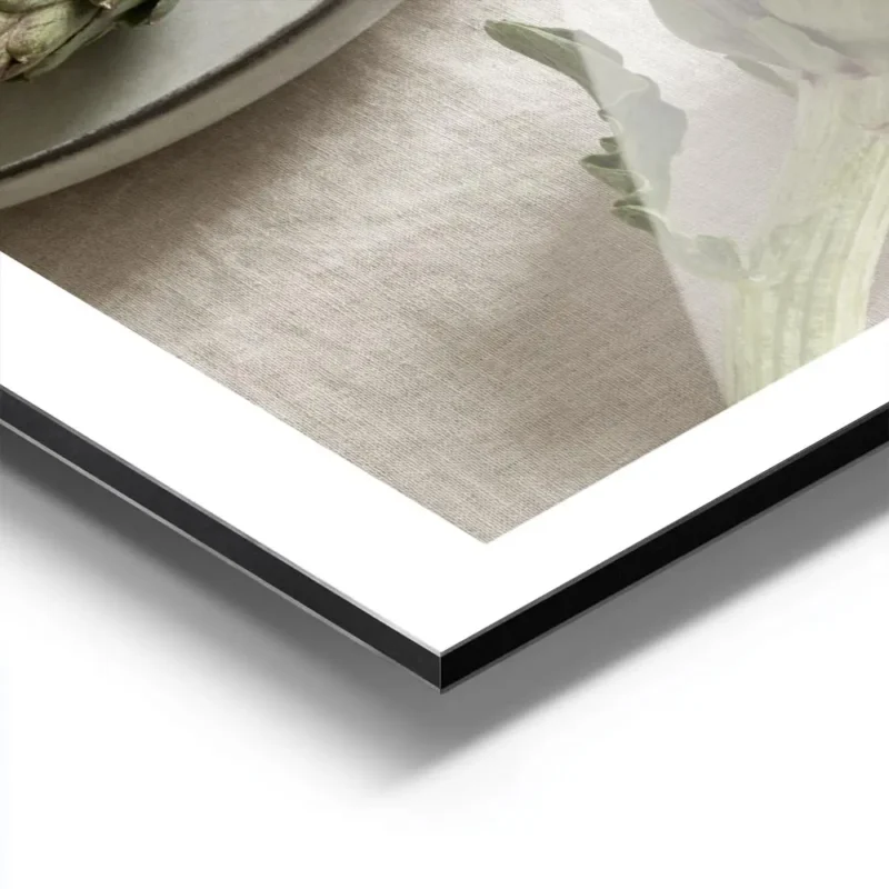 affiche avec trois artichauts vert sur une assiette grise et un artichaut seul s aluminium.webp