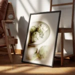 affiche avec trois artichauts vert sur une assiette grise et un artichaut seul s encadre.webp