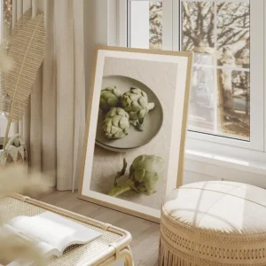 affiche avec trois artichauts vert sur une assiette grise et un artichaut seul s salon beige.webp