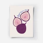 affiche avec trois figues violettes et roses sur fond beige la typographie bleue.webp