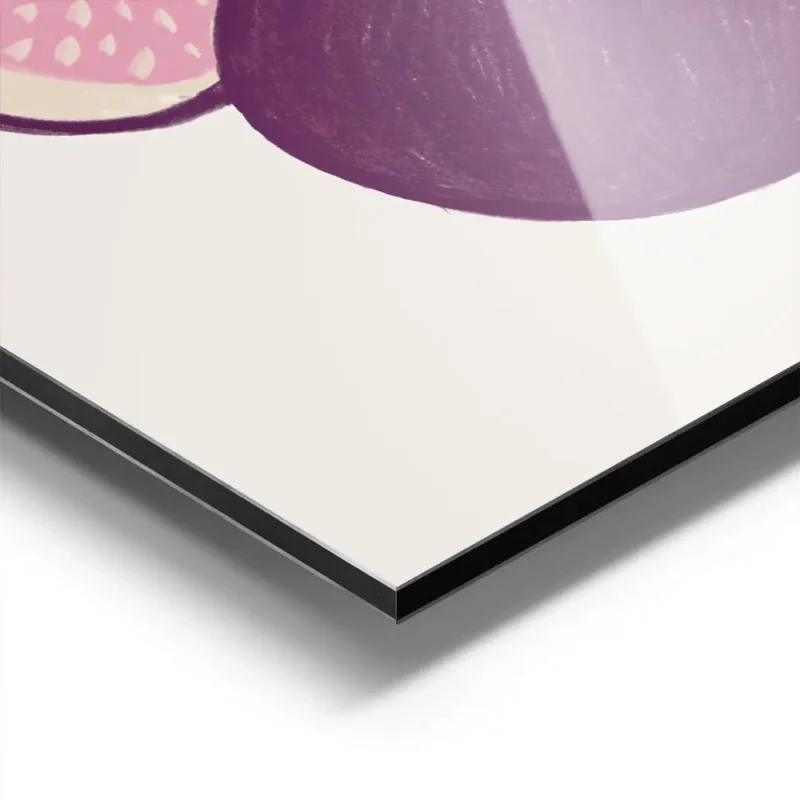 affiche avec trois figues violettes et roses sur fond beige la typographie bleue aluminium.webp