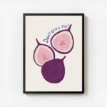 affiche avec trois figues violettes et roses sur fond beige la typographie bleue avec cadre.webp