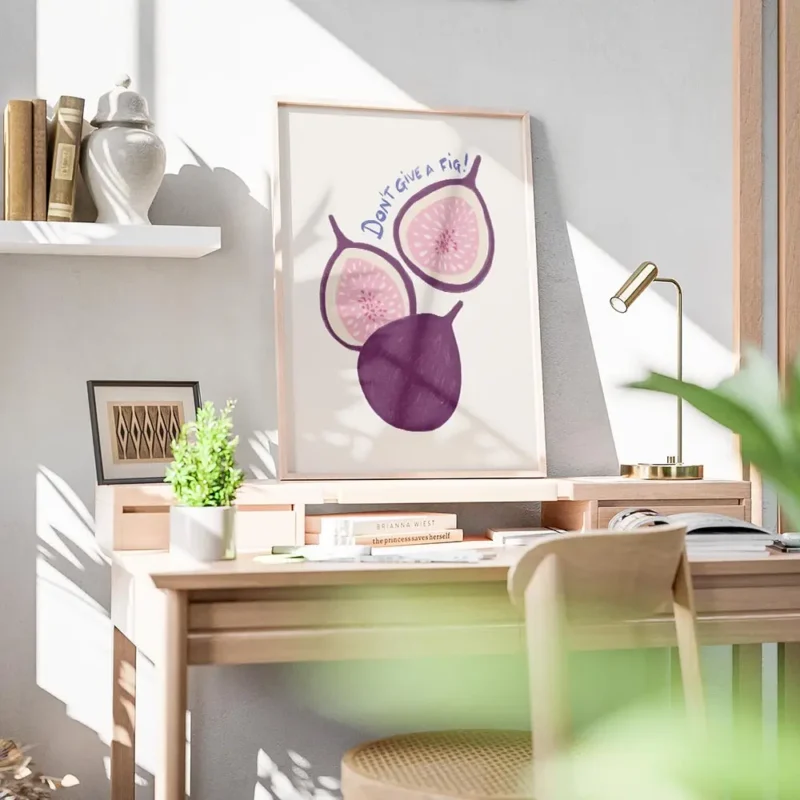 affiche avec trois figues violettes et roses sur fond beige la typographie bleue bureau.webp