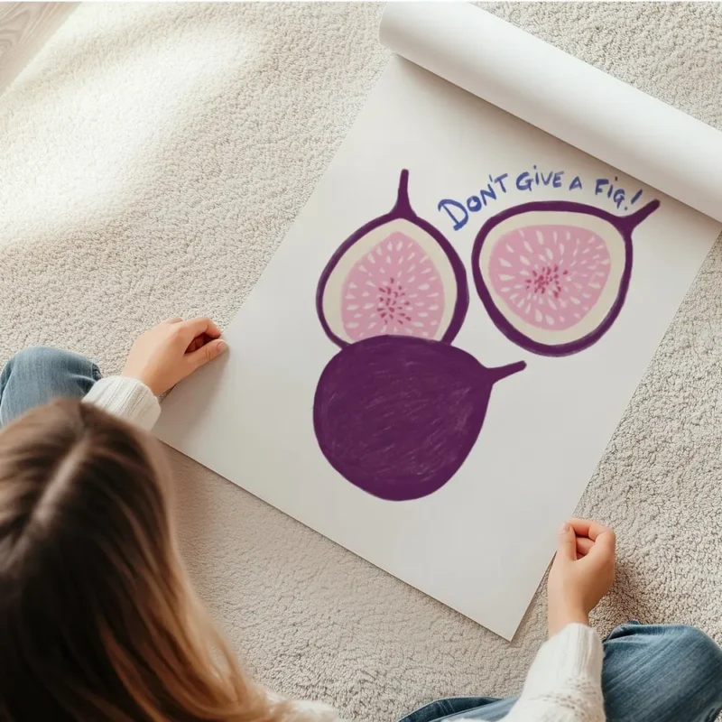 affiche avec trois figues violettes et roses sur fond beige la typographie bleue en rouleau.webp