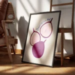 affiche avec trois figues violettes et roses sur fond beige la typographie bleue encadre.webp