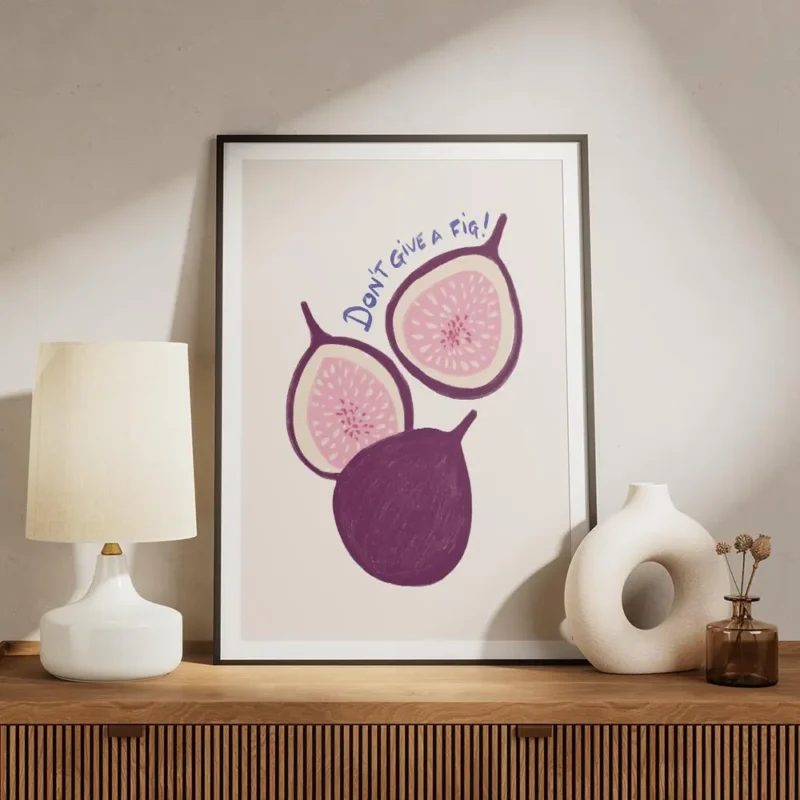 affiche avec trois figues violettes et roses sur fond beige la typographie bleue meuble.webp