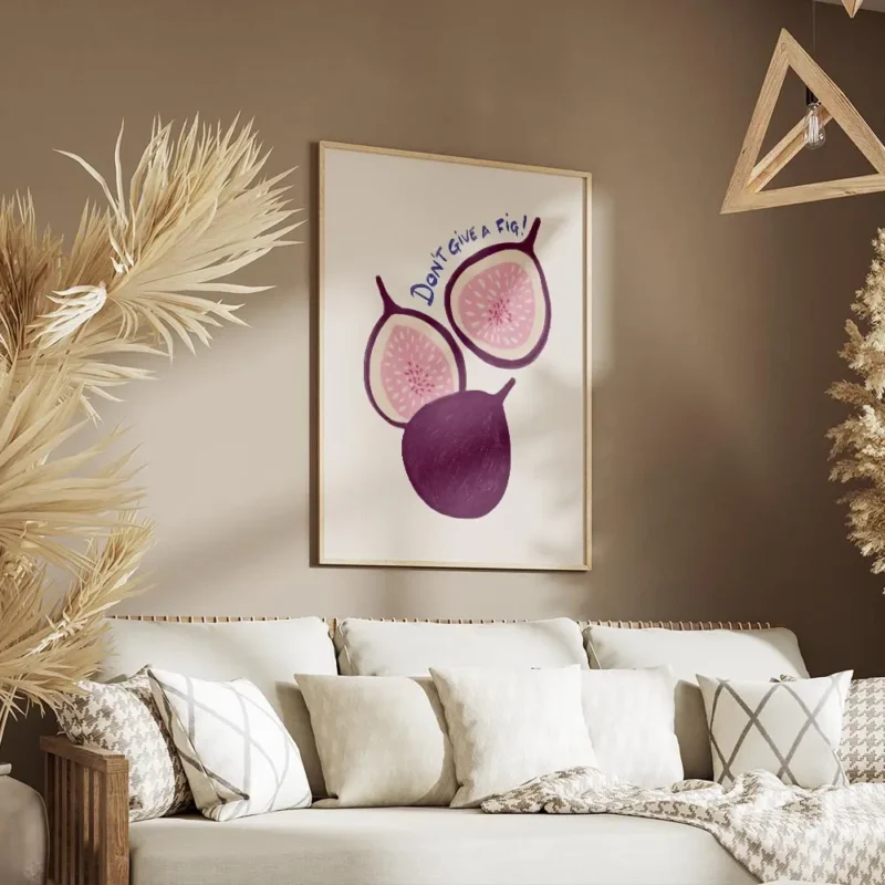 affiche avec trois figues violettes et roses sur fond beige la typographie bleue salon.webp