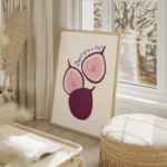 affiche avec trois figues violettes et roses sur fond beige la typographie bleue salon beige.webp