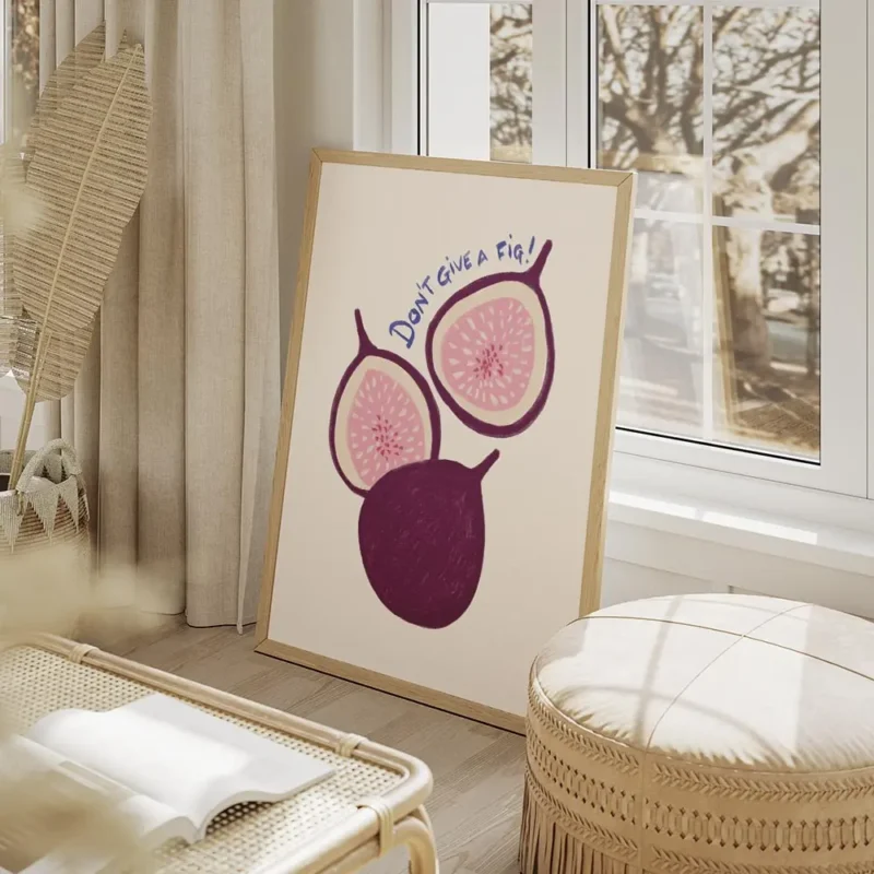 affiche avec trois figues violettes et roses sur fond beige la typographie bleue salon beige.webp