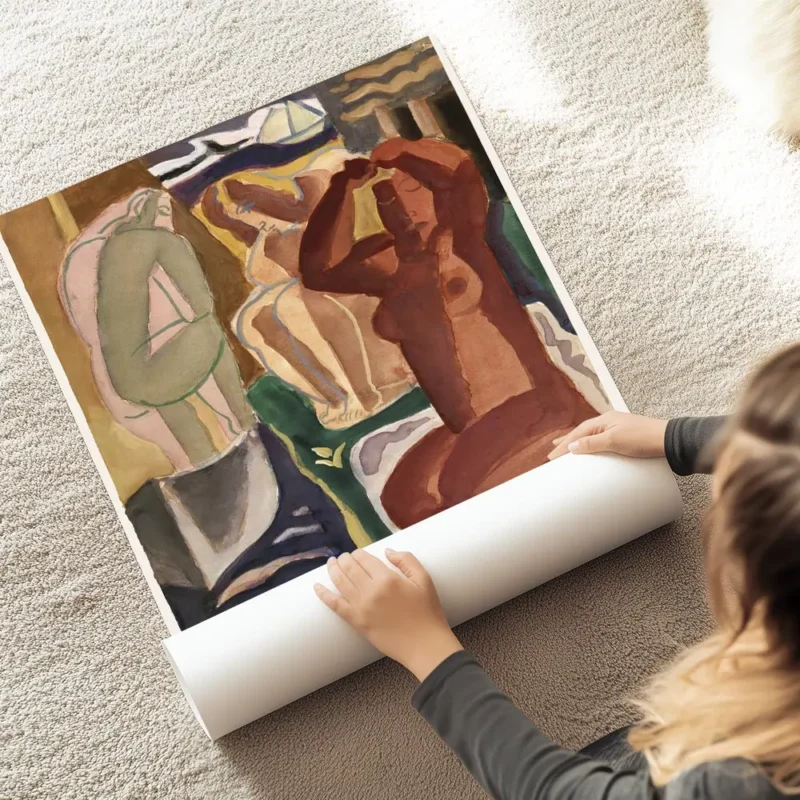 affiche avec trois figures feminines nues dans des tons ocres bruns et verts sur au sol.webp