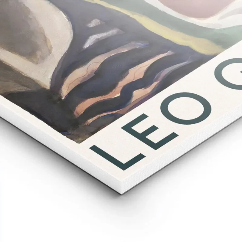 affiche avec trois figures feminines nues dans des tons ocres bruns et verts sur lightpanel.webp