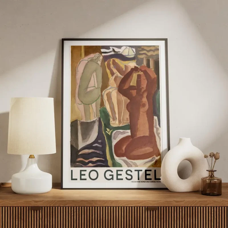 affiche avec trois figures feminines nues dans des tons ocres bruns et verts sur meuble.webp