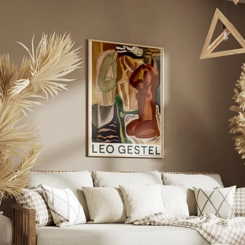 affiche avec trois figures feminines nues dans des tons ocres bruns et verts sur salon.webp