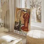 affiche avec trois figures feminines nues dans des tons ocres bruns et verts sur salon beige.webp