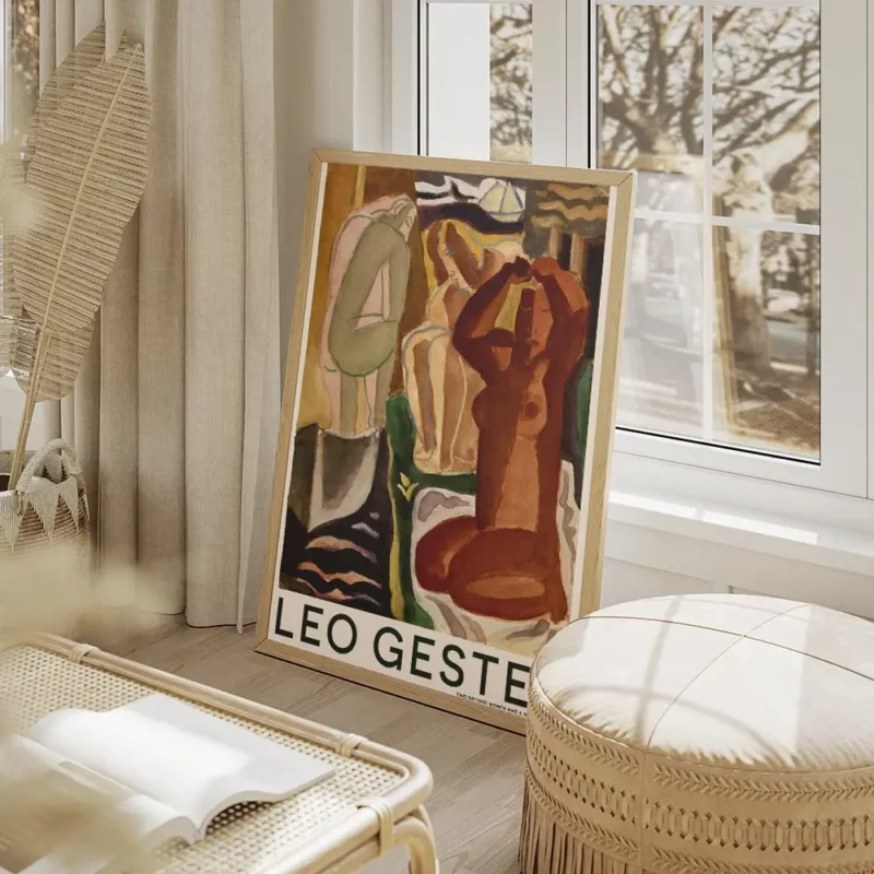 affiche avec trois figures feminines nues dans des tons ocres bruns et verts sur salon beige.webp