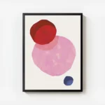 affiche avec trois formes rondes aux teintes vives rouge rose et bleu fonce sur avec cadre.webp