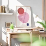 affiche avec trois formes rondes aux teintes vives rouge rose et bleu fonce sur bureau.webp