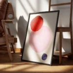 affiche avec trois formes rondes aux teintes vives rouge rose et bleu fonce sur encadre.webp