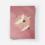 affiche avec trois grues blanches volantes sur un fond rose avec un cercle peche.webp