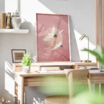 affiche avec trois grues blanches volantes sur un fond rose avec un cercle peche bureau.webp