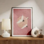 affiche avec trois grues blanches volantes sur un fond rose avec un cercle peche meuble.webp