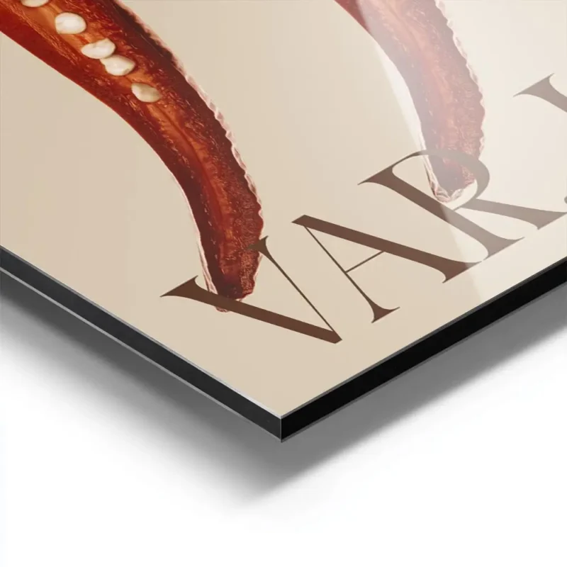 affiche avec trois piments rouges coupes en deux et leurs graines sur fond beige aluminium.webp