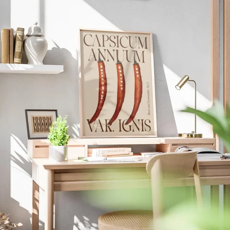 affiche avec trois piments rouges coupes en deux et leurs graines sur fond beige bureau.webp