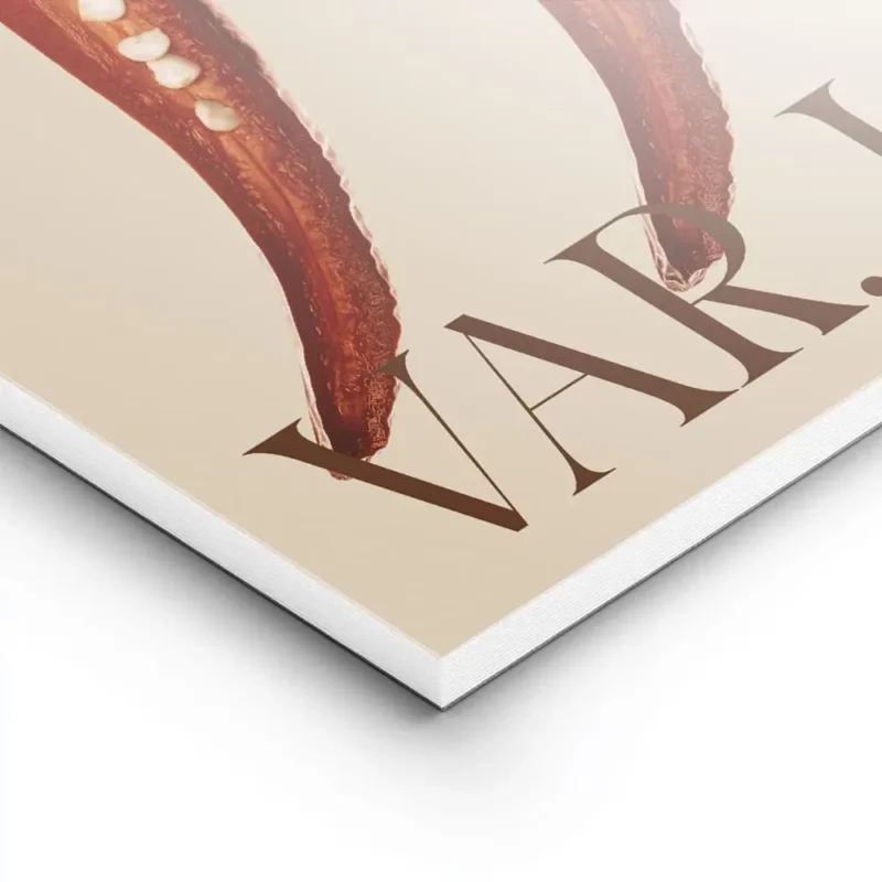 affiche avec trois piments rouges coupes en deux et leurs graines sur fond beige lightpanel.webp