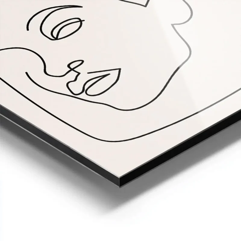 affiche avec trois visages feminins esquisses en lignes noires continues sur un aluminium.webp