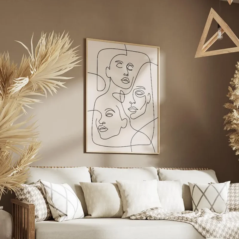 affiche avec trois visages feminins esquisses en lignes noires continues sur un salon.webp