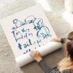 affiche avec typographie bleue et illustration humoristique dun ane sur fond bei au sol.webp