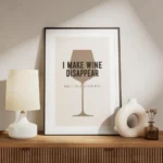 affiche avec typographie noire i make wine disappear sur un verre a vin marron f meuble.webp