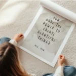 affiche avec typographie noire sur fond beige aquarelle texte you have the power en rouleau.webp