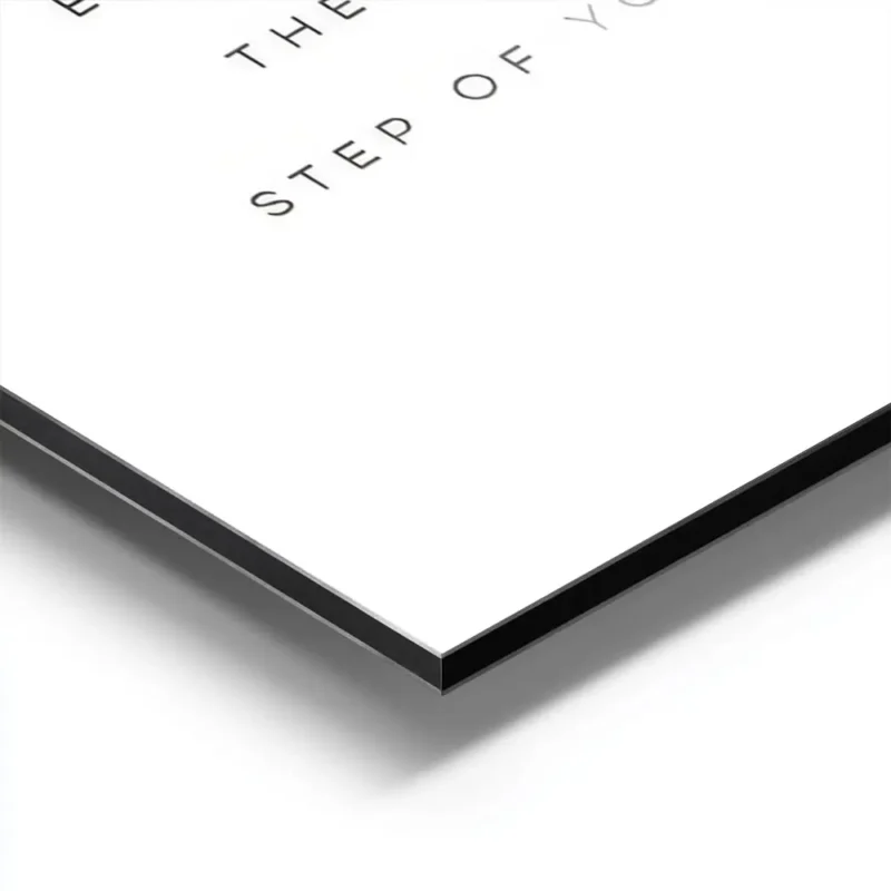 affiche avec typographie noire sur fond blanc citant sometimes the smallest step aluminium.webp