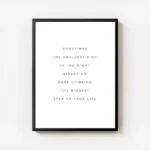 affiche avec typographie noire sur fond blanc citant sometimes the smallest step avec cadre.webp