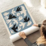 affiche avec typographie rouge des oiseaux illustrant des oiseaux volant noirs e au sol.webp