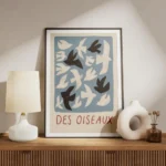 affiche avec typographie rouge des oiseaux illustrant des oiseaux volant noirs e meuble.webp