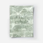 affiche avec typographie verte inhale exhale sur fond vert aquatique texture ave.webp