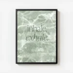 affiche avec typographie verte inhale exhale sur fond vert aquatique texture ave avec cadre.webp