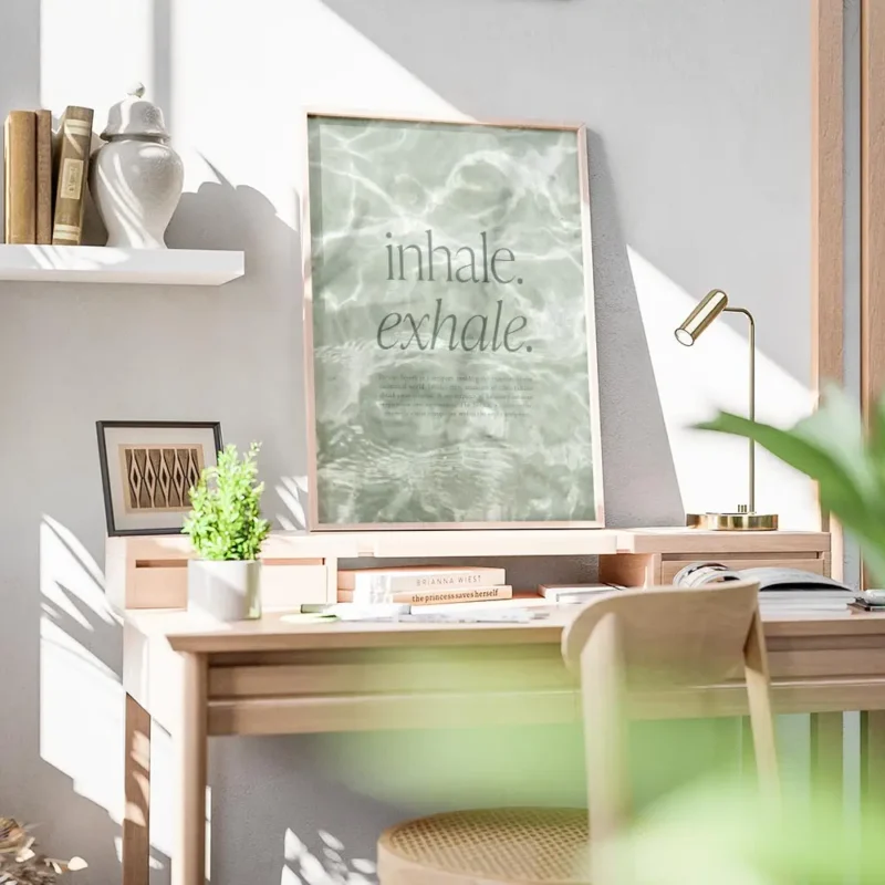 affiche avec typographie verte inhale exhale sur fond vert aquatique texture ave bureau.webp