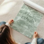 affiche avec typographie verte inhale exhale sur fond vert aquatique texture ave en rouleau.webp