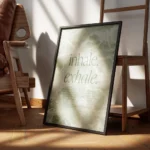 affiche avec typographie verte inhale exhale sur fond vert aquatique texture ave encadre.webp