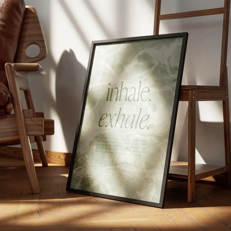 affiche avec typographie verte inhale exhale sur fond vert aquatique texture ave encadre.webp